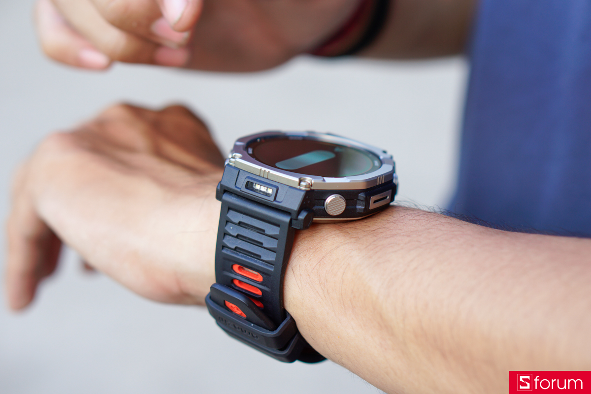 Amazfit T-Rex Ultra 2 được trang bị bộ khung Titanium Grade 5 cho hầu hết các khu vực xung quanh đồng hồ