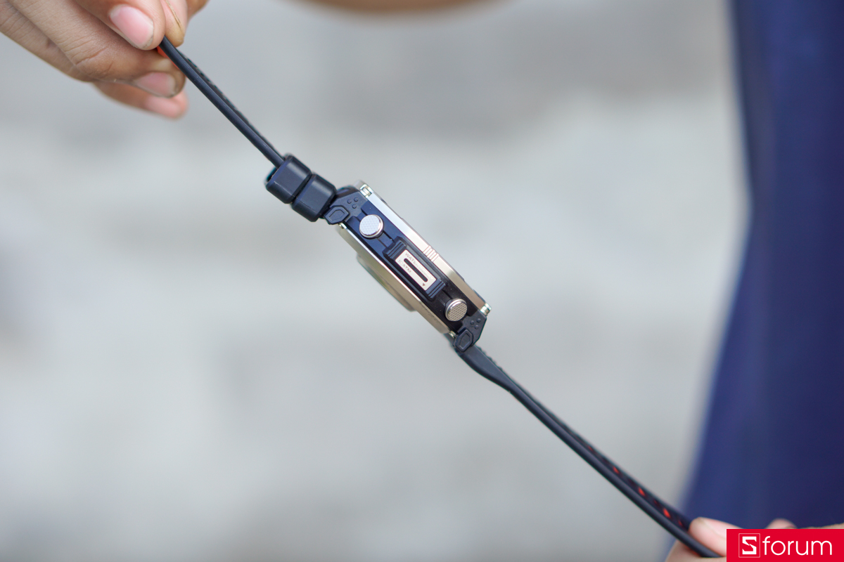 Cạnh trái của Amazfit T-Rex Ultra 2