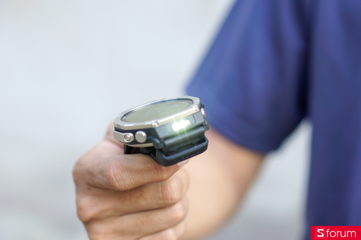 Amazfit T-Rex Ultra 2. không hề loại bỏ chiếc đèn LED đặc trưng của các dòng đồng hồ dòng T-Rex series