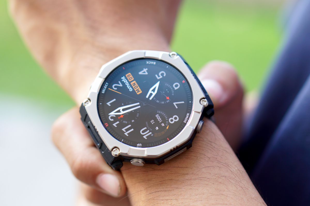 Trên tay Amazfit T-Rex Ultra 2: Siêu bền bỉ như "khủng long bạo chúa", viền Titan, pin 30 ngày, giá 14.9 triệu