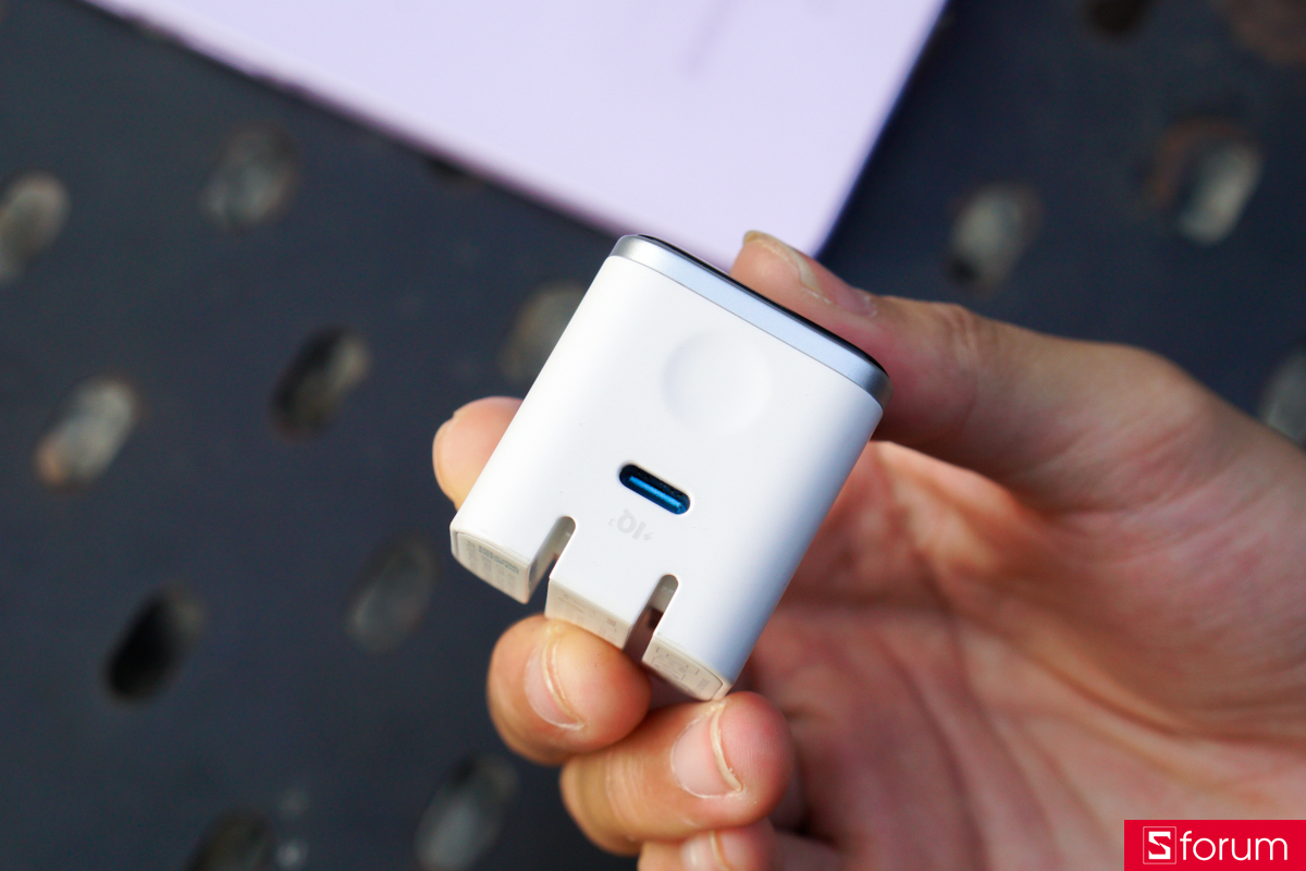 Cạnh trên của Anker Nano 1C 45W A121D là vị trí của cổng USB C cùng một nút cảm ứng được đặt gọn gàng