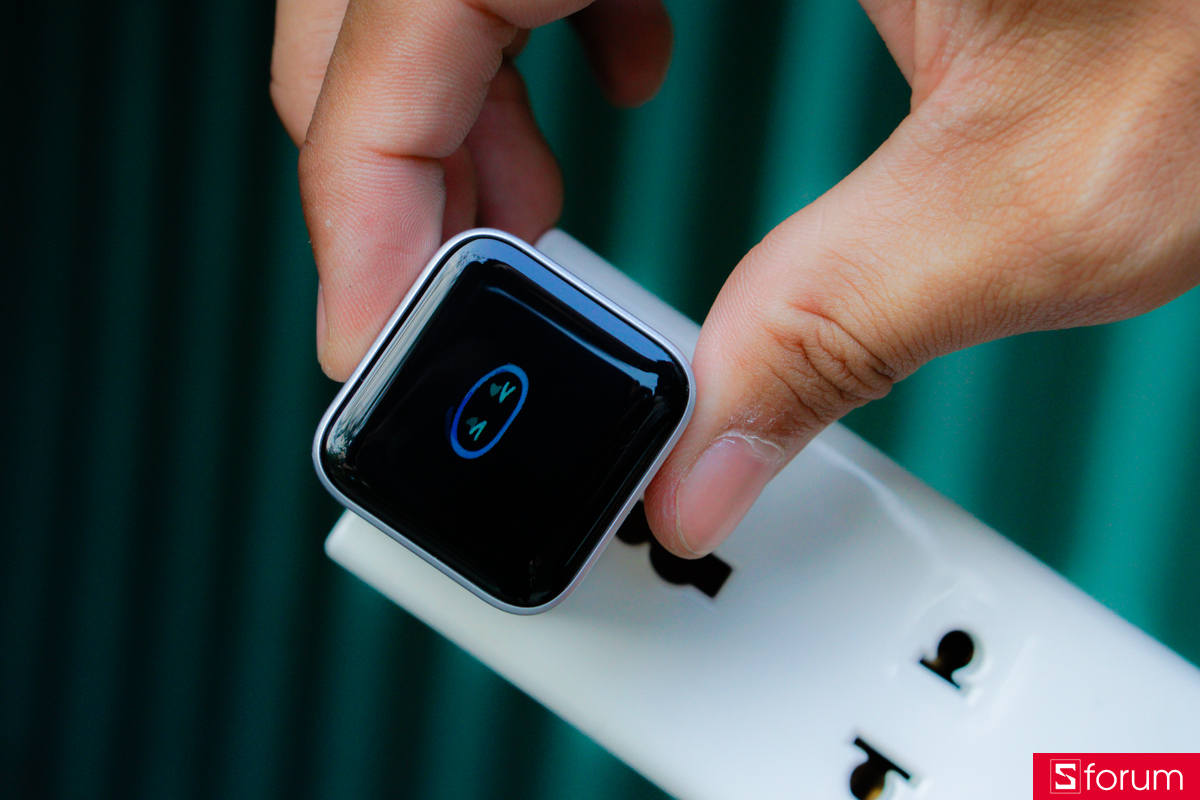 Anker Nano 1C 45W A121D trang bị một nhân vật ảo tương tác với người dùng qua nút cảm ứng