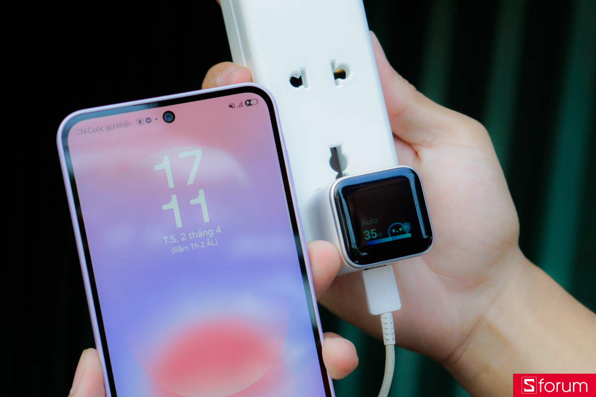 Anker Nano 1C 45W A121D được trang bị màn hình LED thông minh được tích hợp ngay trên mặt trước của củ sạc