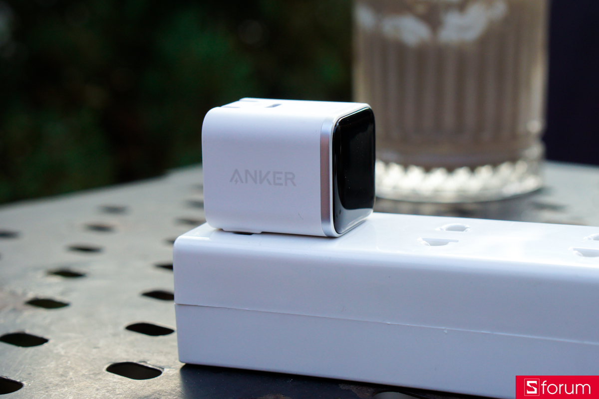 Anker Nano 1C 45W A121D dễ dàng mang đi trong balo hay túi phụ kiện một cách dễ dàng mà không chiếm quá nhiều diện tích