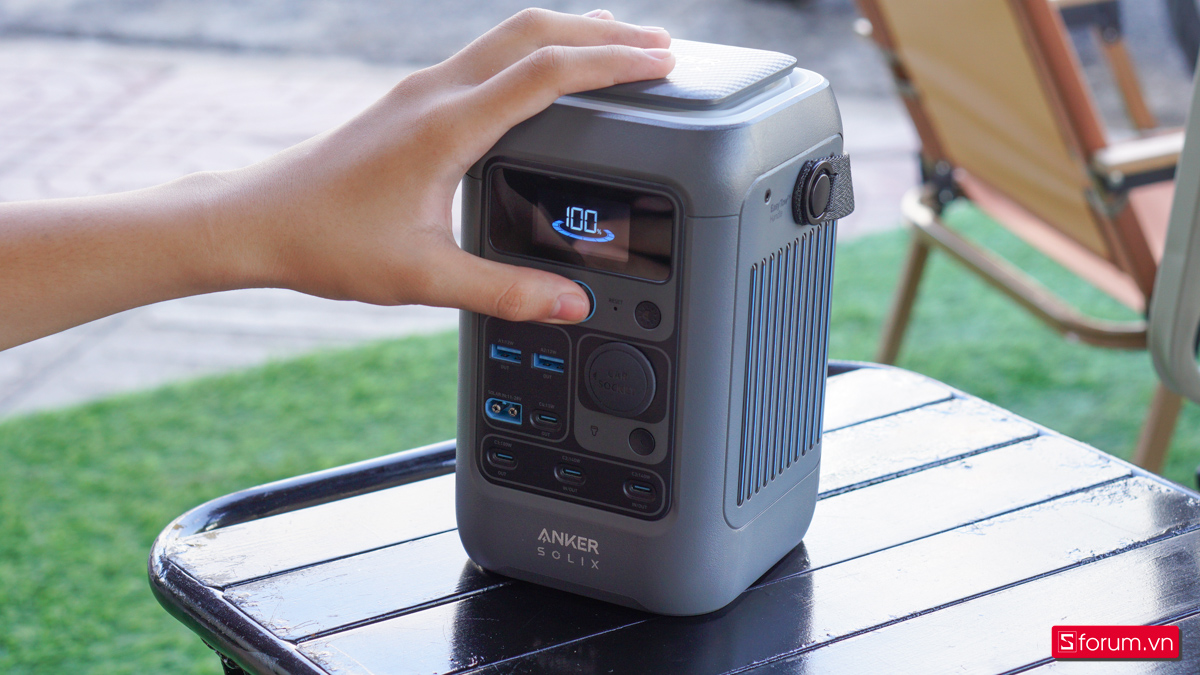 Trên tay Anker Solix C300 DC có màn hình tích hợp khá đầy đủ