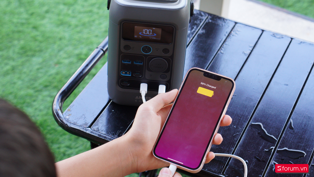 Trên tay Anker Solix C300 DC có các cổng sạc đa dụng cho nhiều thiết bị
