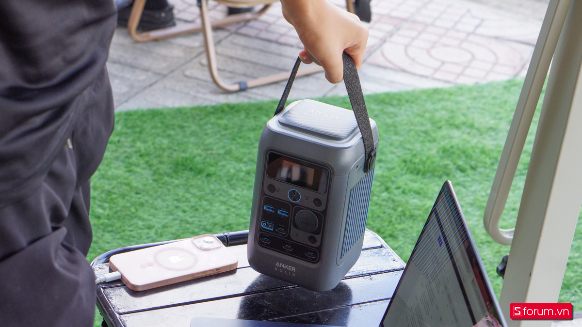 Trên tay Anker Solix C300 DC có chốt quai đeo kèm theo