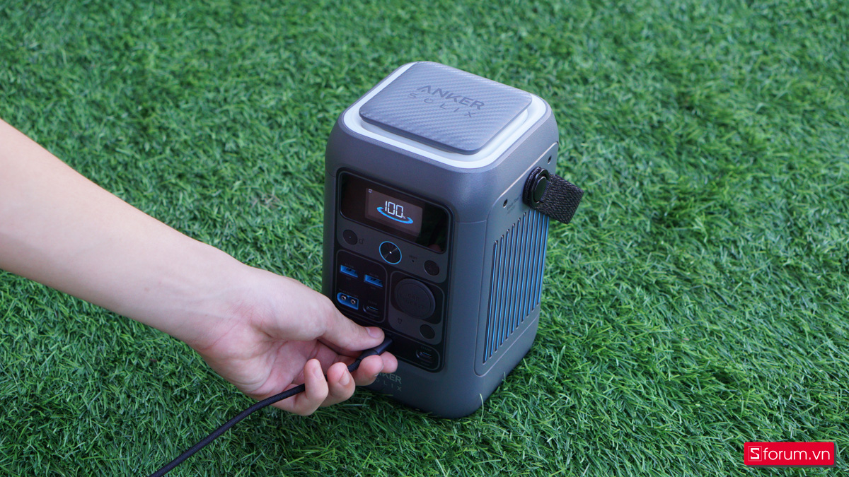 Các cổng sạc trên Anker Solix C300 DC có thể sạc cho đa dạng thiết bị khác nhau