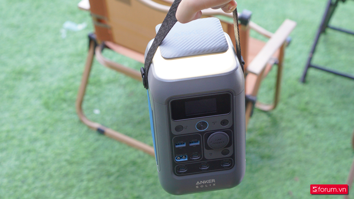 Trên tay Anker Solix C300 DC trang bị thêm đèn du lịch