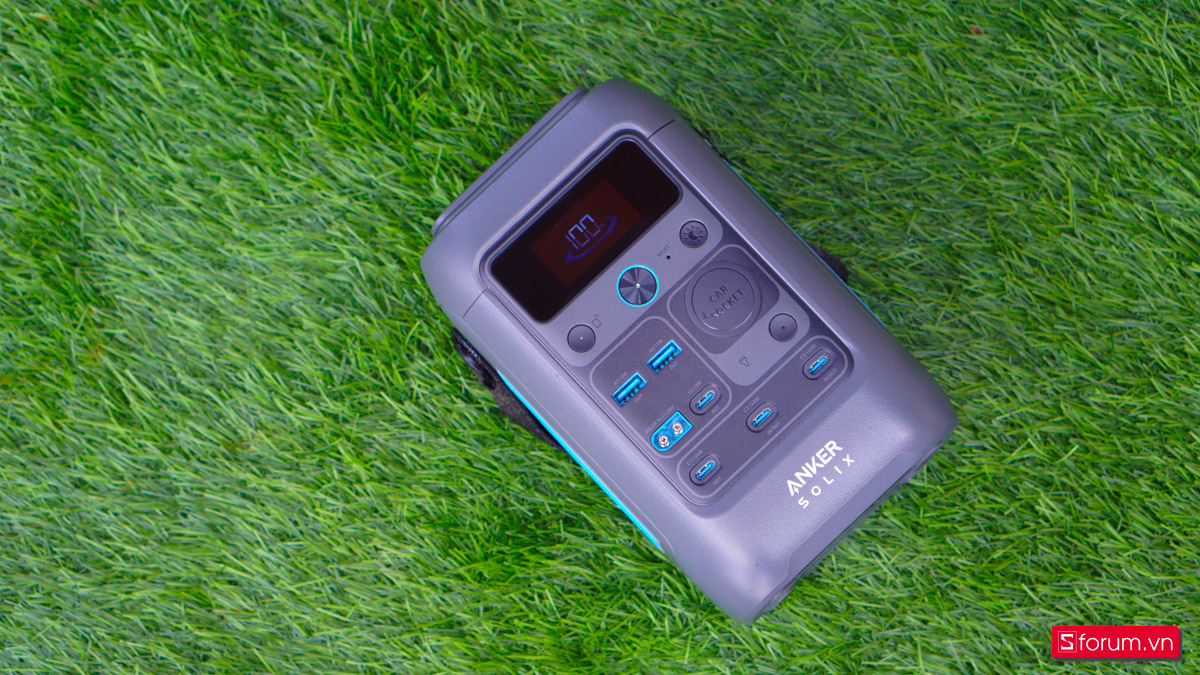 Các cổng kết nối trên Anker Solix C300 DC khá đầy đủ và công suất cao