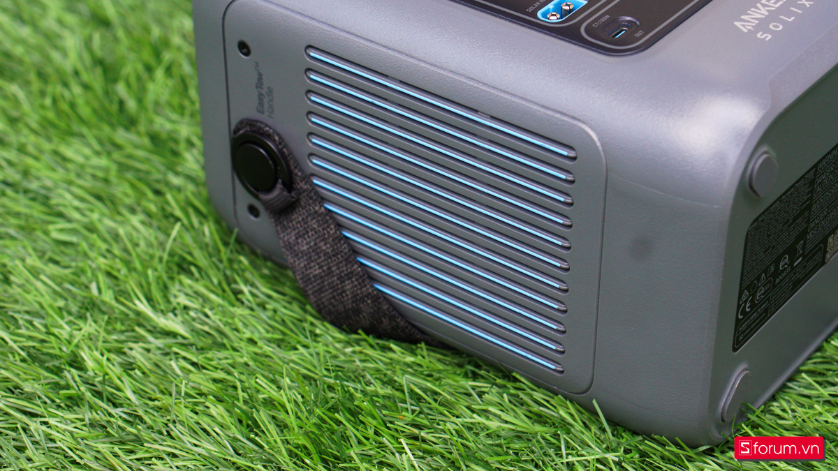 Trên tay Anker Solix C300 DC được trang bị các khe tản nhiệt