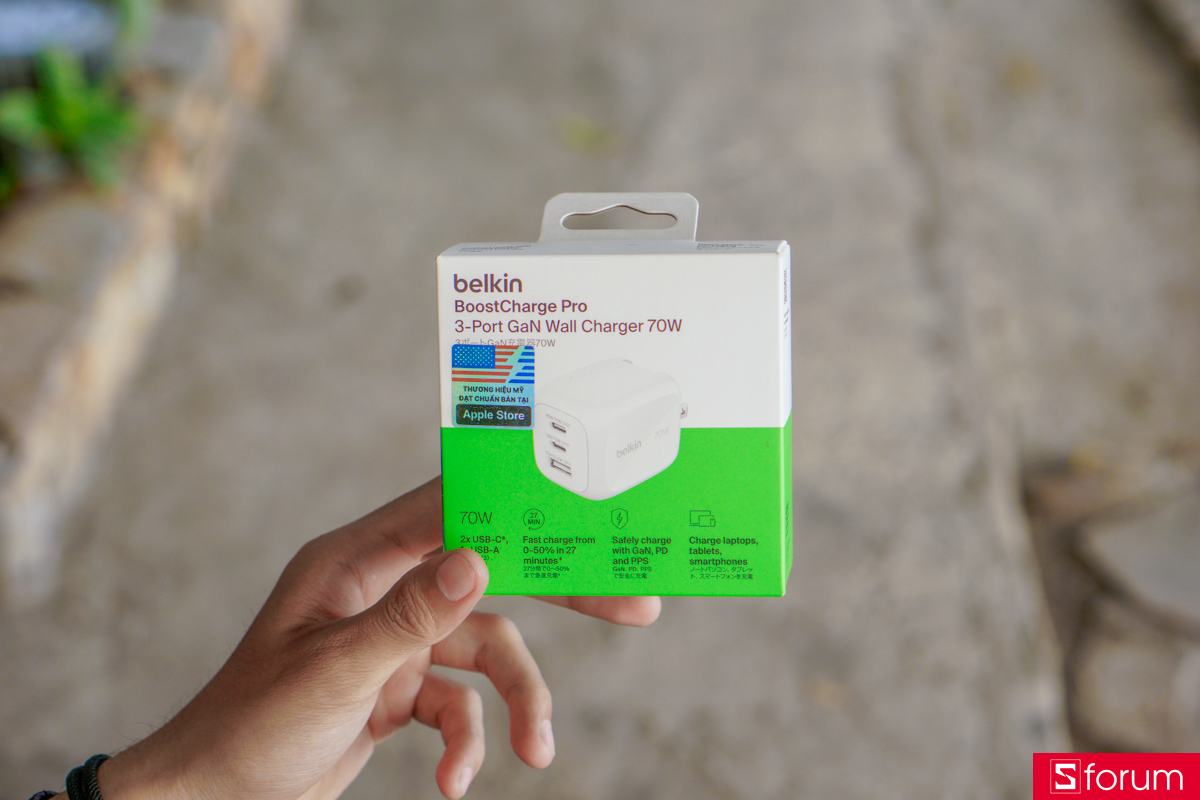 Belkin BoostCharge Pro 70W được đóng gói theo phong cách quen thuộc của Belkin với tông trắng xanh đặc trưng