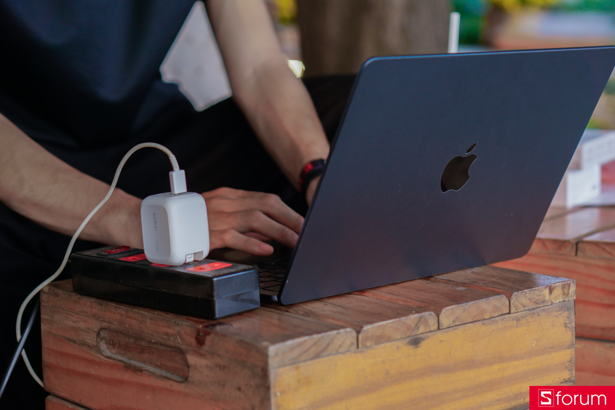 Về nhiệt độ khi trên tay Belkin BoostCharge Pro 70W, củ sạc chỉ ấm nhẹ khi hoạt động ở công suất cao trong thời gian dài