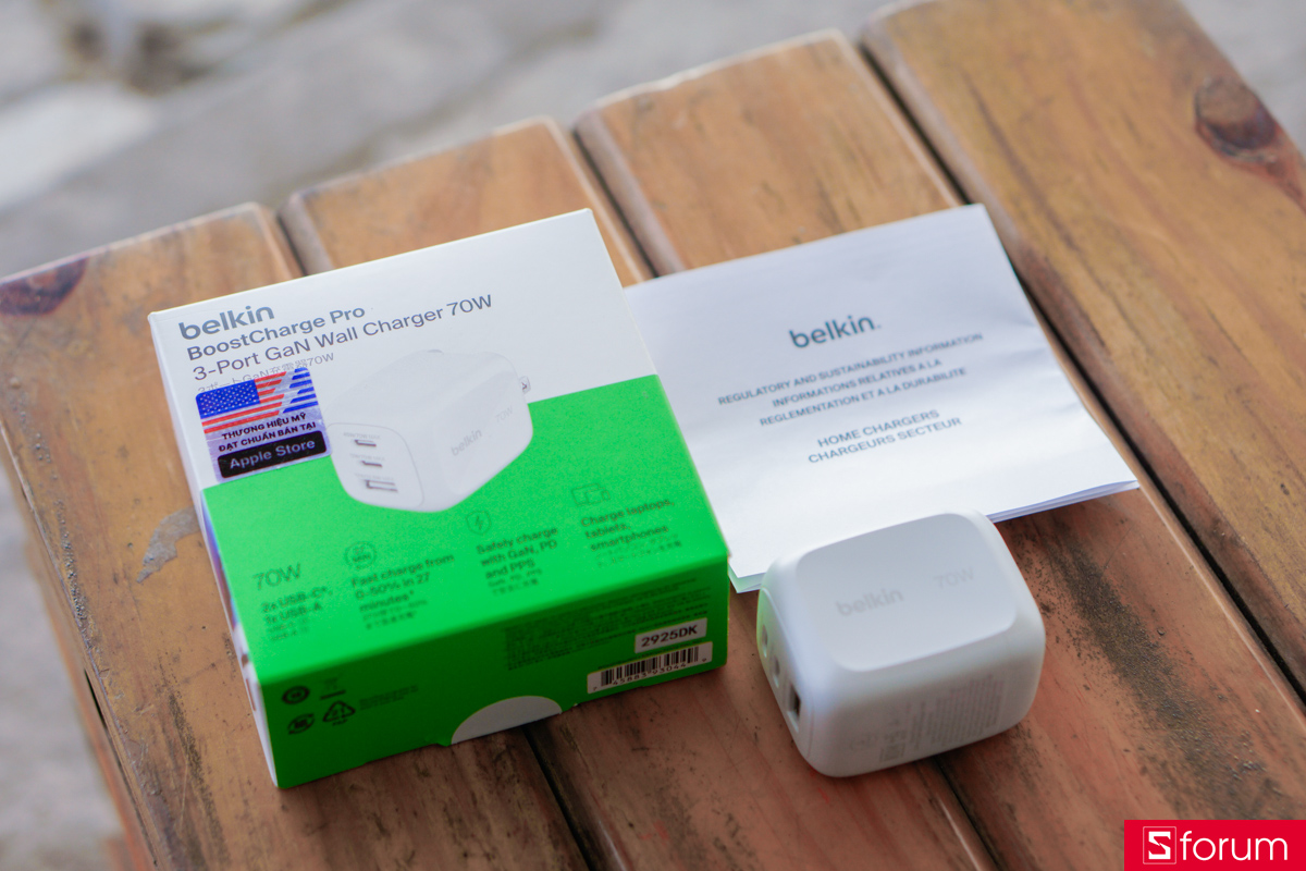 Bên trong hộp, Belkin BoostCharge Pro 70W  trang bị đầy đủ củ sạc cùng bộ sách hướng dẫn sử dụng nhanh và giấy bảo hành
