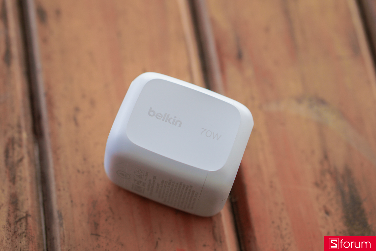 Tổng thể Belkin BoostCharge Pro 70W được hoàn thiện với lớp vỏ nhựa, bề mặt nhám nhẹ giúp hạn chế bám vân tay và trầy xước trong quá trình sử dụng