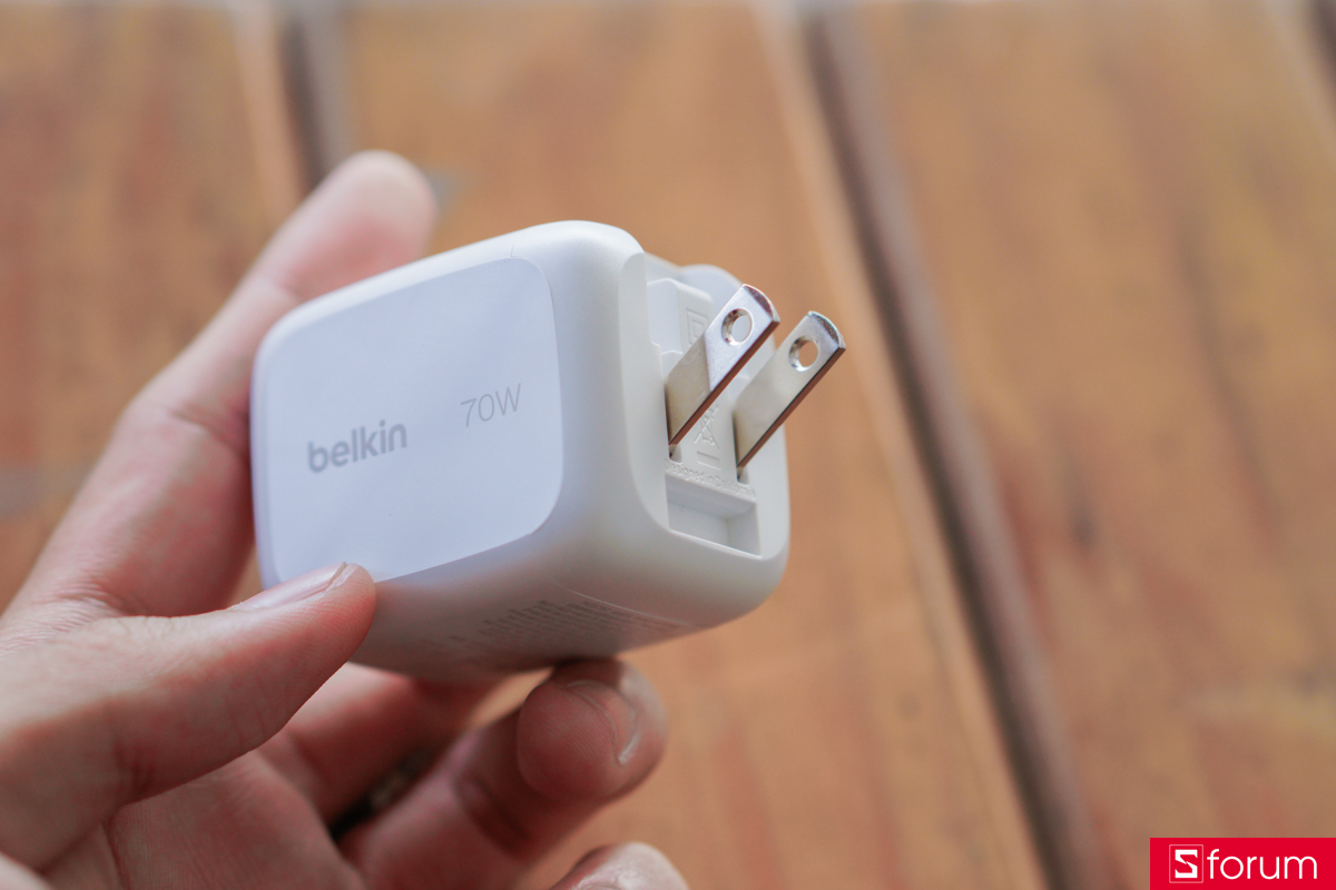 Phần chuôi cắm của Belkin BoostCharge Pro 70W được thiết kế dạng gập mở, chắc chắn, đảm bảo độ ổn định khi cắm vào ổ điện