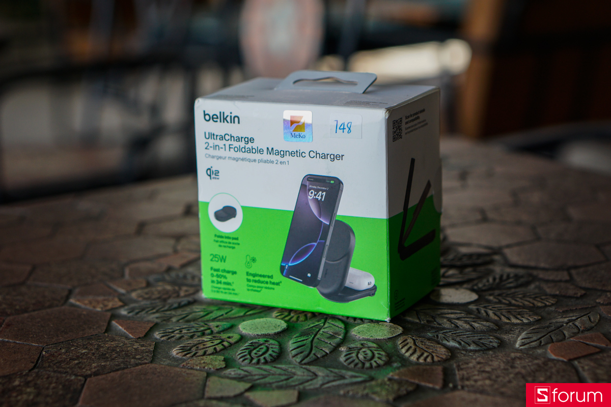 Belkin UltraCharge 2-in-1 được đóng hộp rất chỉn chu, với tông trắng/xanh lá chủ đạo thường thấy của Belkin