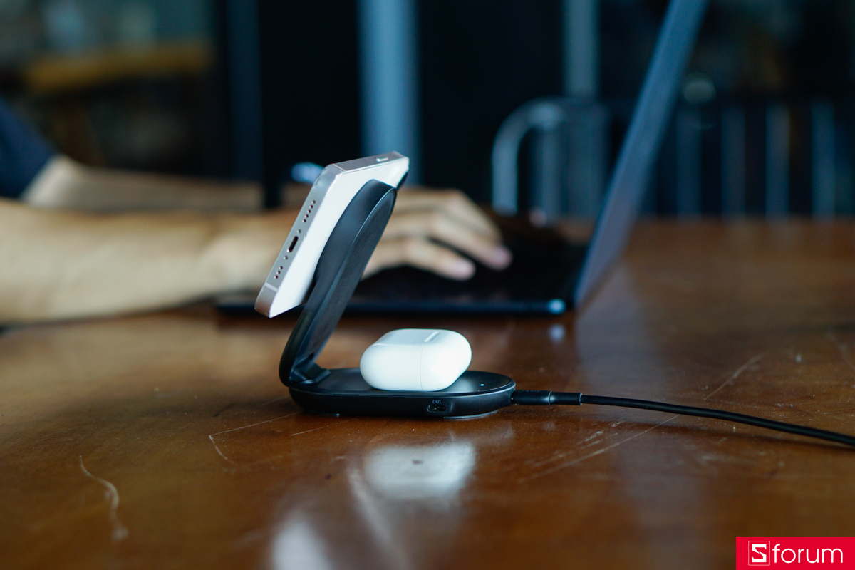 Chất liệu hoàn thiện của Belkin UltraCharge 2-in-1 đa phần được làm bằng nhựa, với vị trí sạc MagSafe được làm phủ nhung