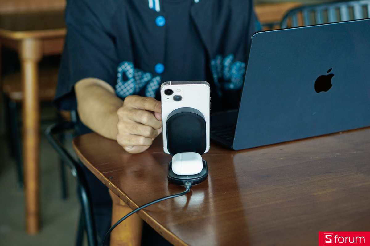 Belkin UltraCharge 2-in-1 trở thành một chiếc đế sạc để bàn