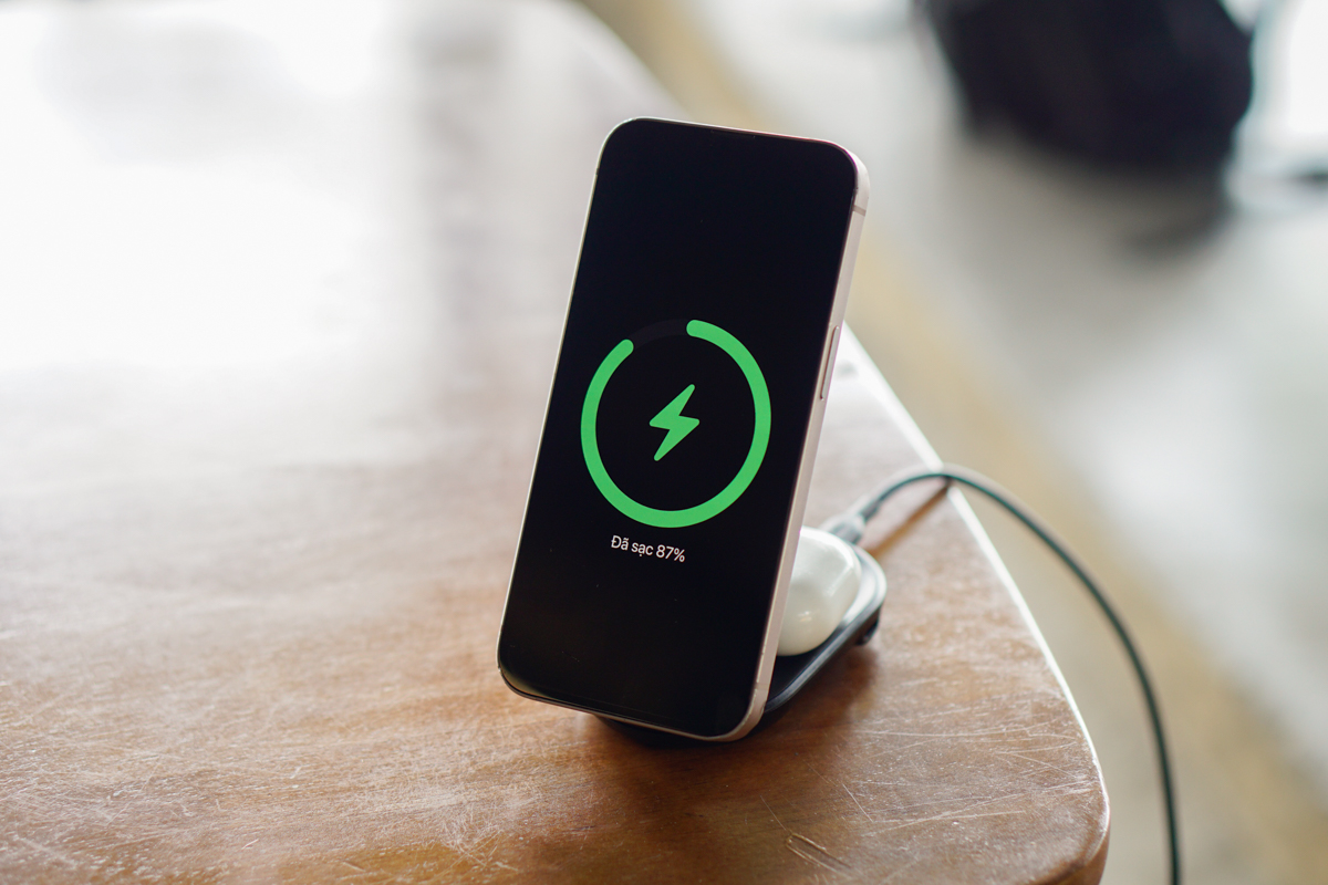 Trên tay Belkin UltraCharge 2-in-1: Đế sạc không dây Qi2.2 nhỏ gọn, sạc điện thoại và tai nghe cùng lúc, giá 1.99 triệu đồng