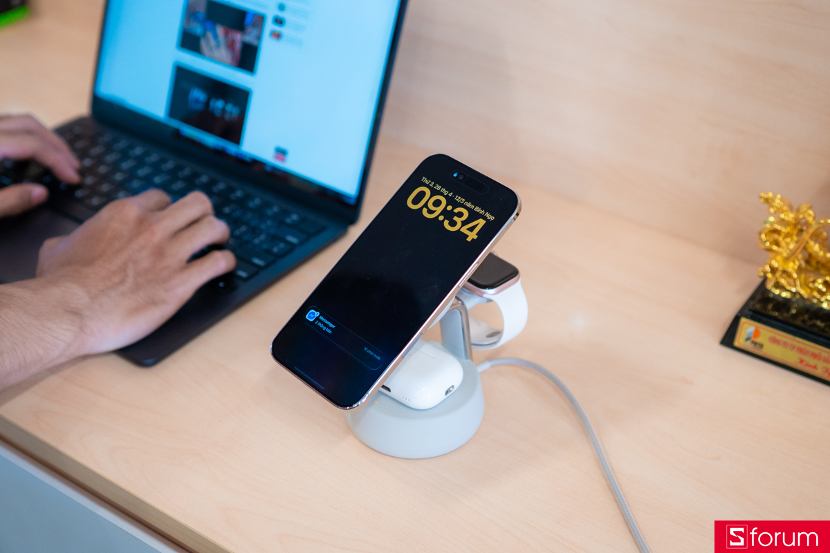 Belkin UltraCharge Pro được tích hợp 3 vị trí sạc, thích hợp cho hầu hết các thiết bị hỗ trợ sạc không dây chuẩn Qi trên thị trường hiện nay