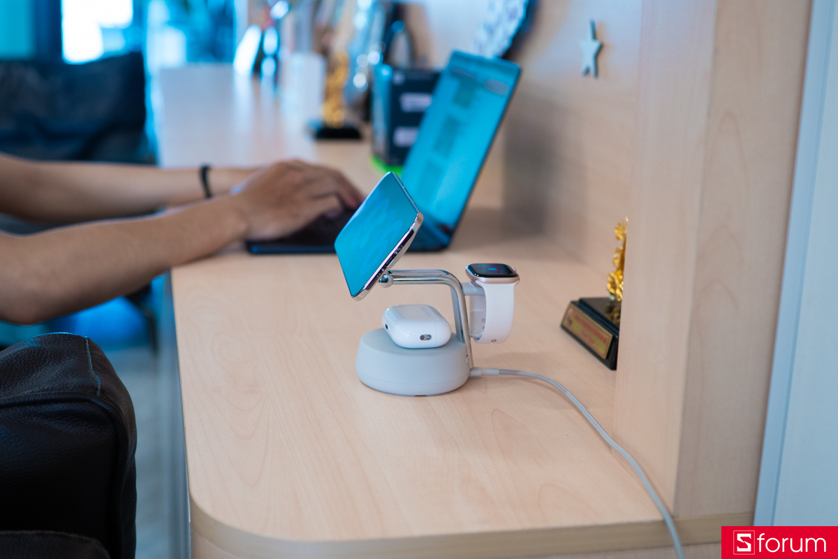 Phần khung chân đế của Belkin UltraCharge Pro