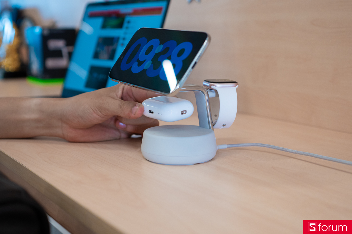 Các khu vực sạc Apple Watch và tai nghe trên Belkin UltraCharge Pro được trang bị công suất 5W