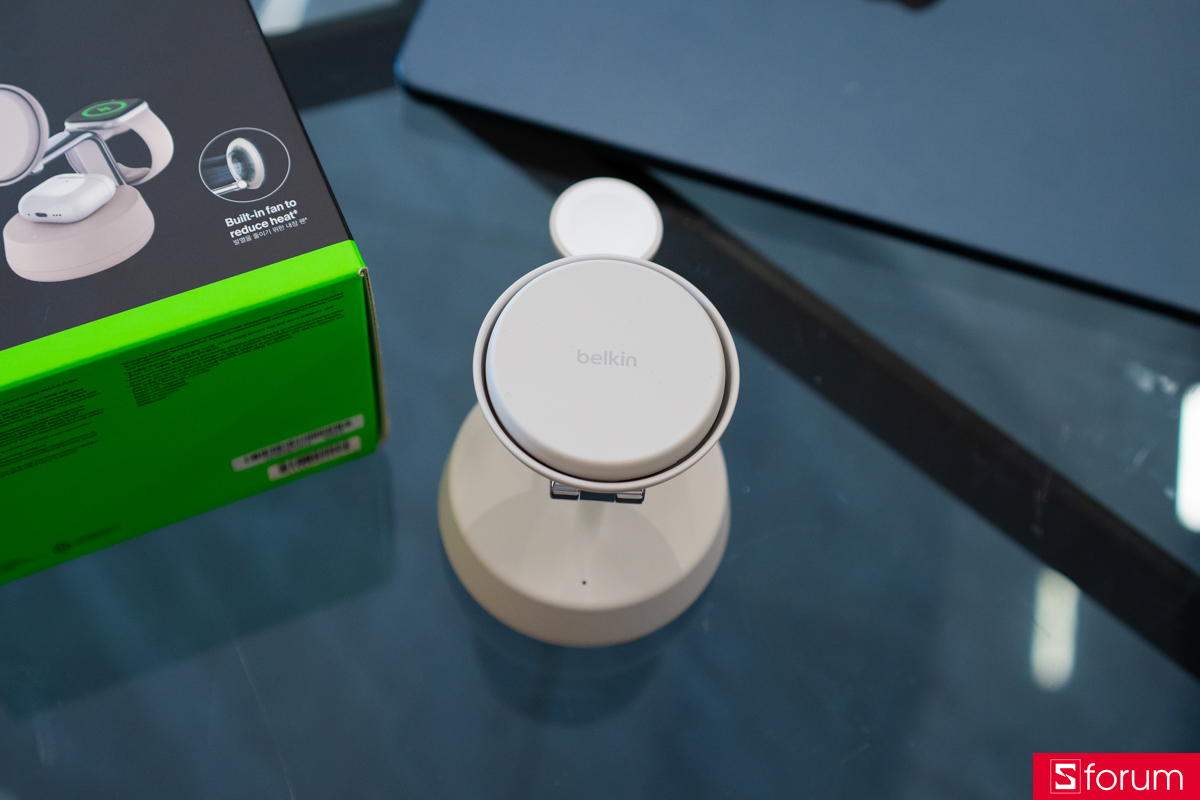 Phần lớn chất liệu hoàn thiện của Belkin UltraCharge Pro được làm dạng nhung khá mịn, cho cảm giác sờ vào và cầm nắm rất thích tay.