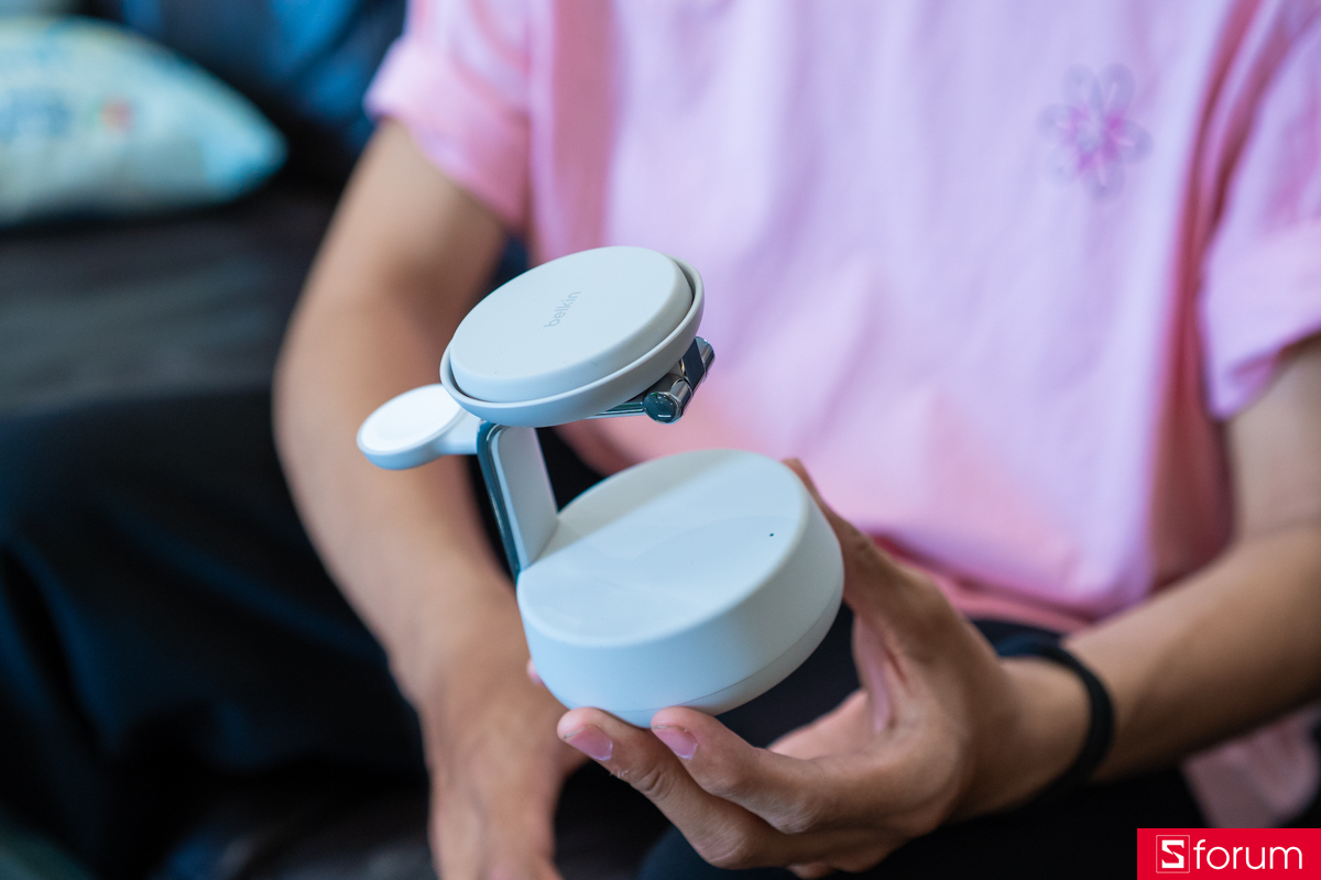 Belkin UltraCharge Pro mang một thiết kế tương đối lạ với phần chân đế hình trụ tròn, phẳng ở mặt trên cùng một khung kim loại chữ L