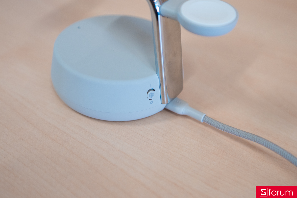 Phía sau chân đế của Belkin UltraCharge Pro