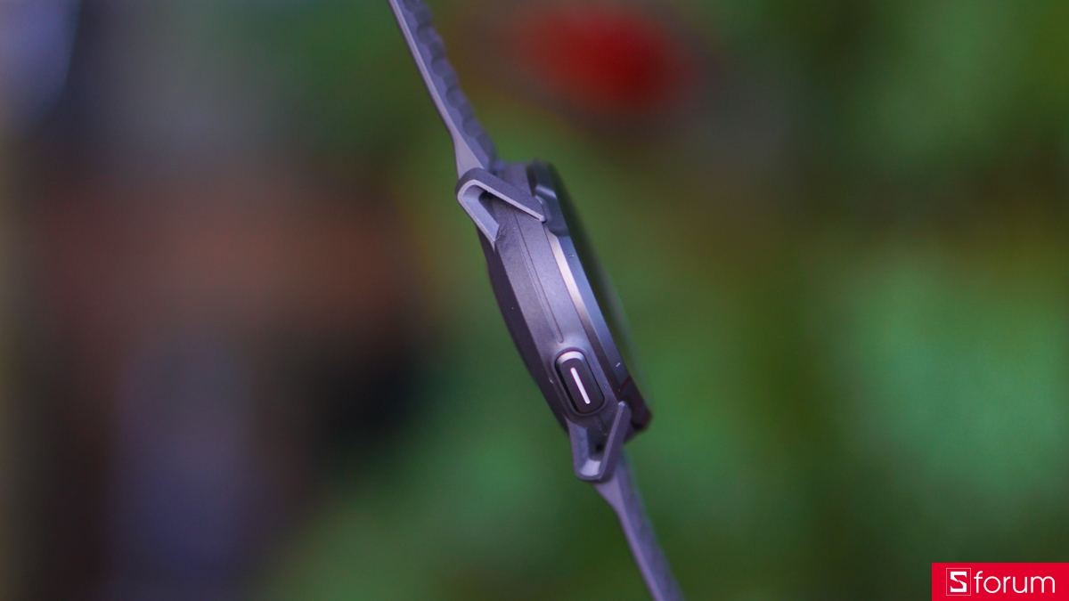 Cạnh trái của Coros Apex 4