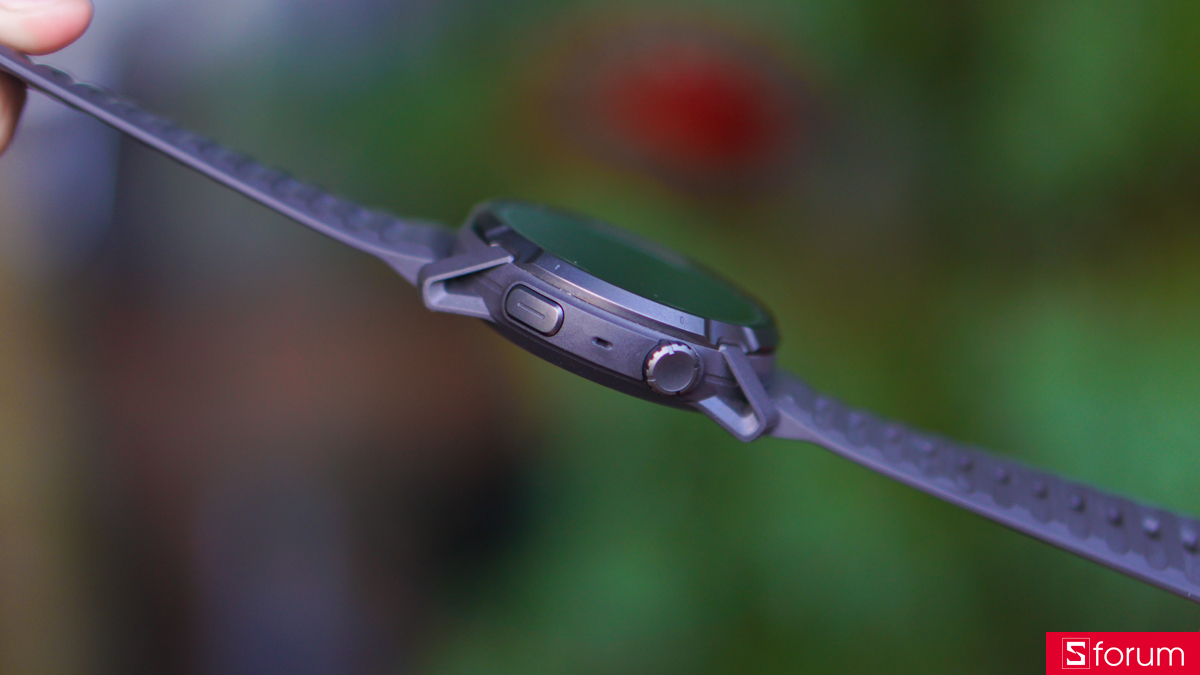 Cạnh phải của Coros Apex 4