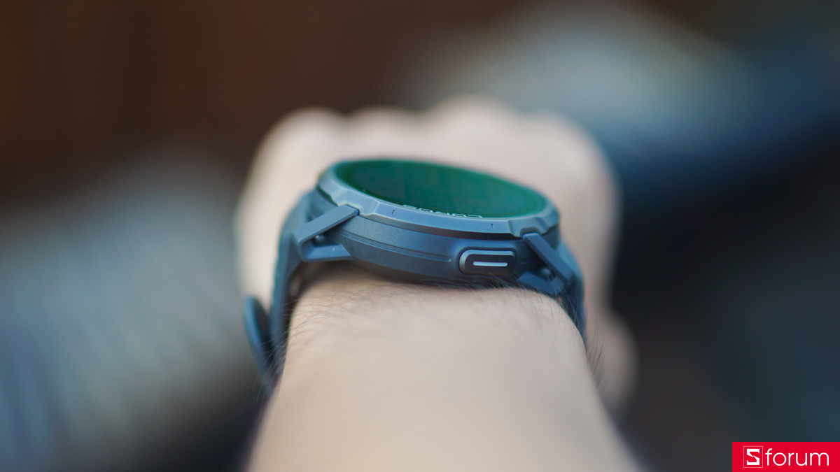 Coros trang bị cho Coros Apex 4 khung viền titanium, mặt kính sapphire và ốp vỏ trên bằng polymer cường lực