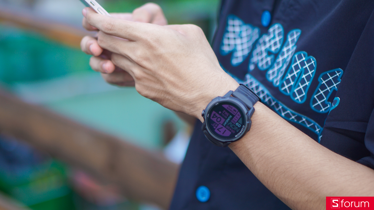 Coros Apex 4 đều dễ dàng ôm tay nhờ mặt lưng cong nhẹ và dây đeo sillicon mềm mại