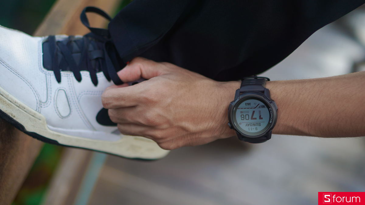 Dù được làm từ vật liệu bền bỉ, Coros Apex 4 vẫn giữ được trọng lượng rất nhẹ, chỉ 64g (kể cả dây)