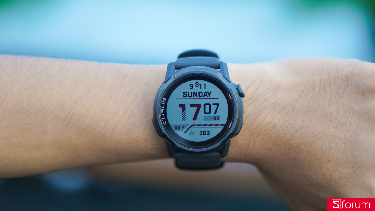 Coros Apex 4 được trang bị màn hình MIP thế hệ 3, cho khả năng hiển thị tốt trong môi trường ngoài trời, đặc biệt dưới nguồn ánh sáng mạnh