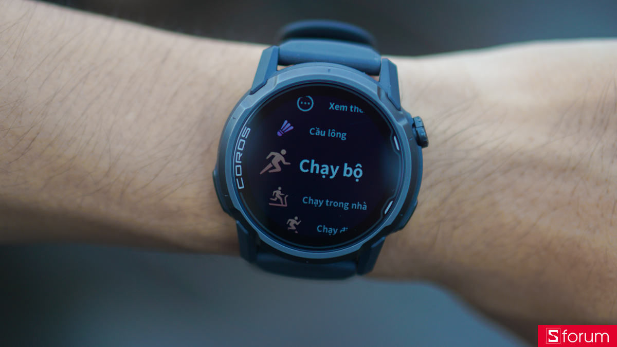 Coros Apex 4 hỗ trợ hơn 40 môn thể thao khác nhau: từ chạy bộ, đạp xe, bơi lội cho đến các môn địa hình như trail, hiking hay trekking