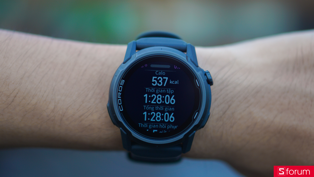 Coros Apex 4 cung cấp cho người dùng các chỉ số chuyên sâu như Năng lượng chạy bộ, Trạng thái luyện tập, Tải luyện tập và Thời gian cần hồi phục,...