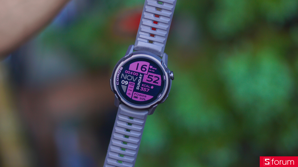 Coros Apex 4 cho không gian hiển thị rộng, rõ nét. Các thông báo được hiển thị rõ ràng