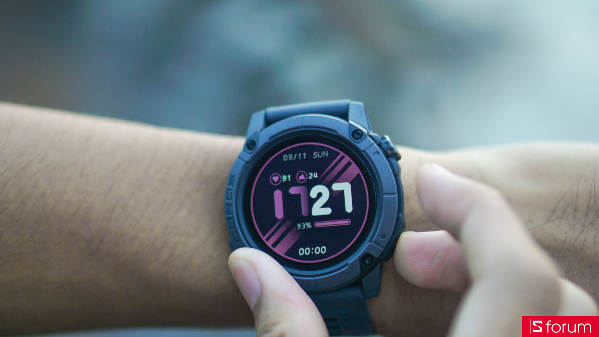Điểm khác biệt trên Coros Nomad là sản phẩm được trang bị màn hình MIP thay vì AMOLED hoặc LCD quen thuộc trên nhiều smartwatch khác