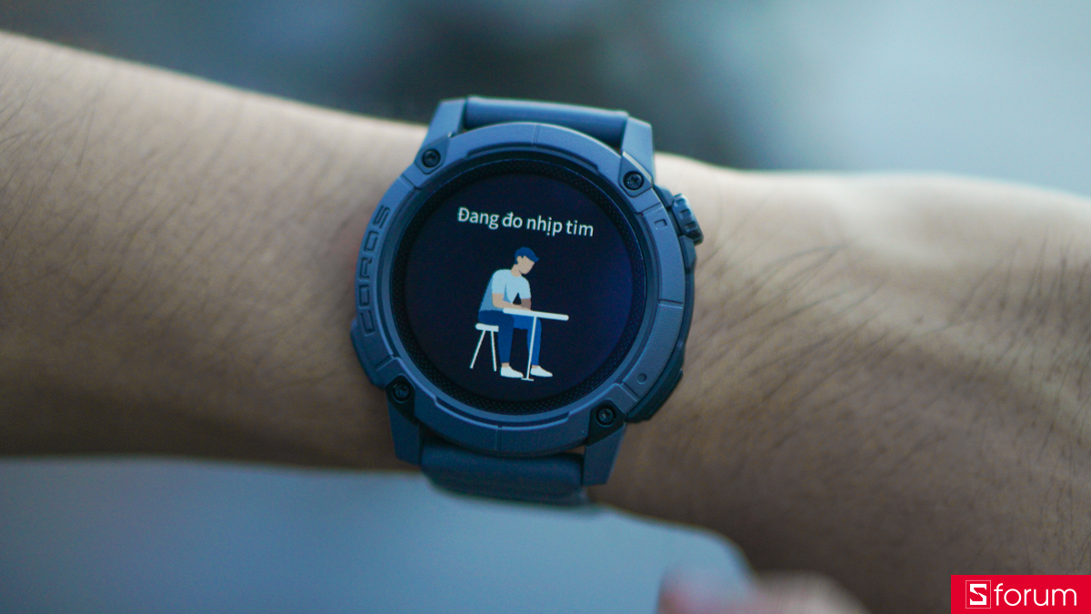 Màn hình trên Coros Nomad có kích thước 1,3 inch với độ phân giải 260 x 260 pixels, cho trải nghiệm xem nội dung trên mẫu màn hình này ở mức đầy đủ