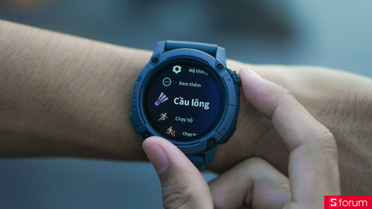 Coros Nomad hỗ trợ lên đến 40 môn thể thao khác nhau như chạy bộ ngoài trời, đạp xe, trekking hay các môn khá đặc thù như câu cá, trượt ván, frisbe...