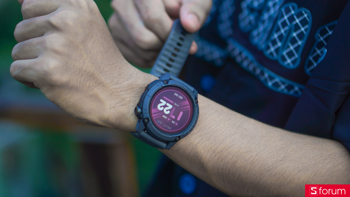 Thiết kế của Coros Nomad mang kiểu dáng Rugged Style cứng cáp, hầm hố, bền bỉ, tương tự như các mẫu đồng hồ như Casio G-Shock hay đối thủ trực tiếp của hãng là Garmin