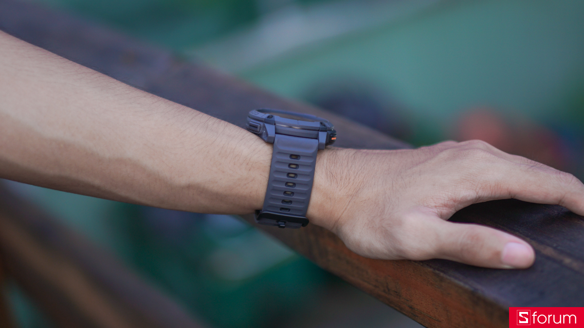 Coros Nomad được trang bị bộ dây đeo sillicon kích thước 24mm với khớp nối Quick Release, cho phép thay thế dễ dàng hơn