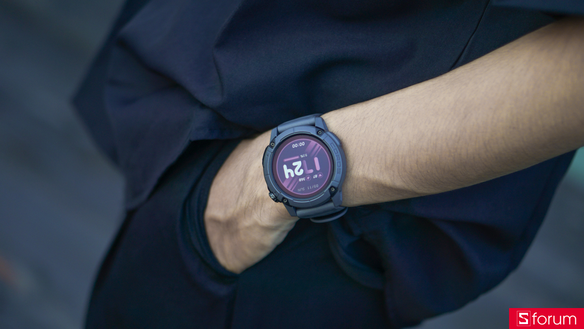 Vật liệu cấu thành Coros Nomad được chia làm 2 phần tách biệt. Phần viền benzel được sử dụng chất liệu Polimer cốt sợi, nhằm đảm bảo được độ bền, an toàn cho mặt đồng hồ khi chịu lực tác động