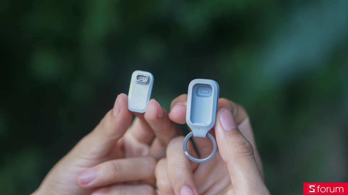 Dock sạc và ốp sạc đi kèm của Coros Nomad