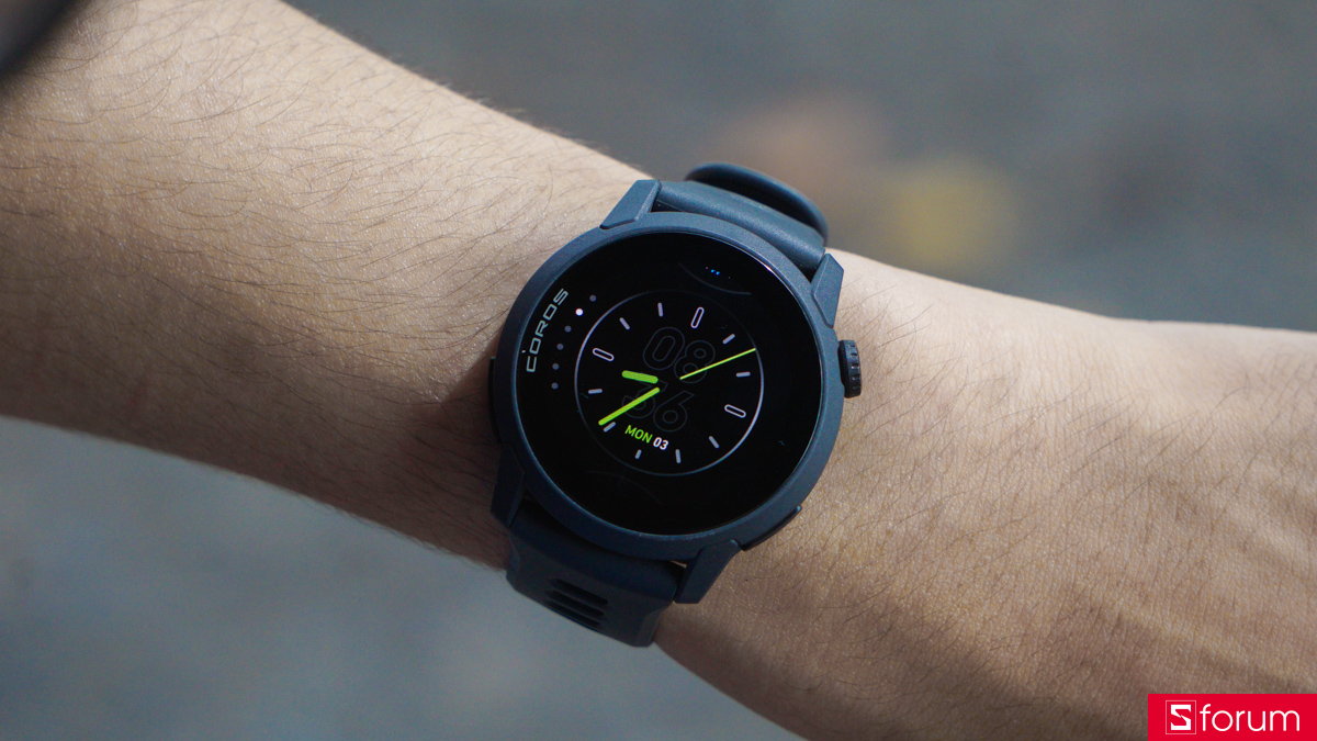 Mình đánh giá cao độ phản hồi của màn hình trên Coros Pace 4, thao tác vuốt chạm nhanh và ổn định