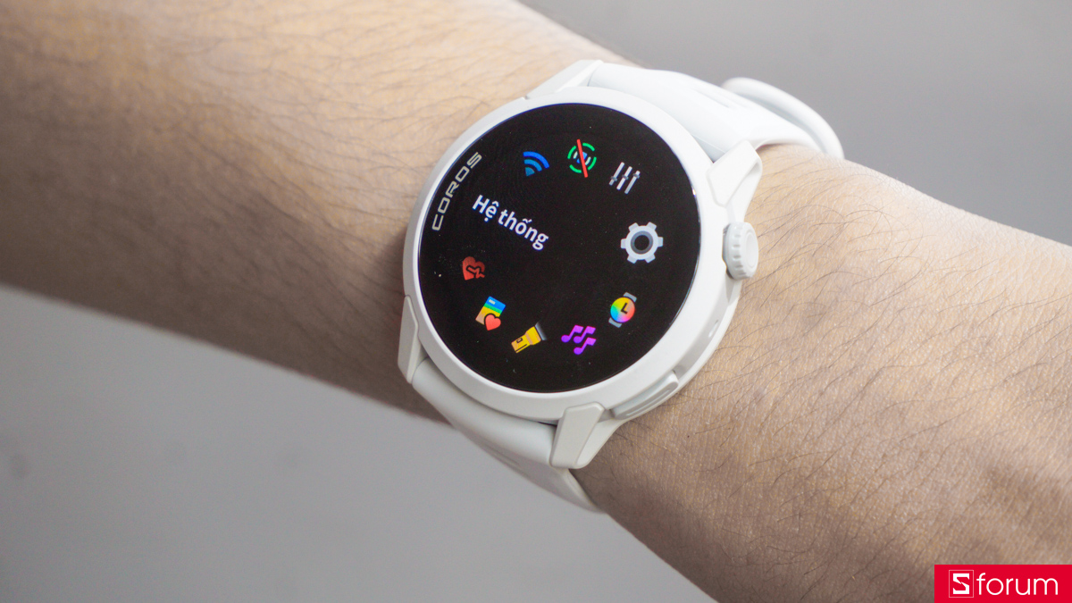 Coros Pace 4 được trang bị màn hình AMOLED với độ phân giải 390 x 390 pixels