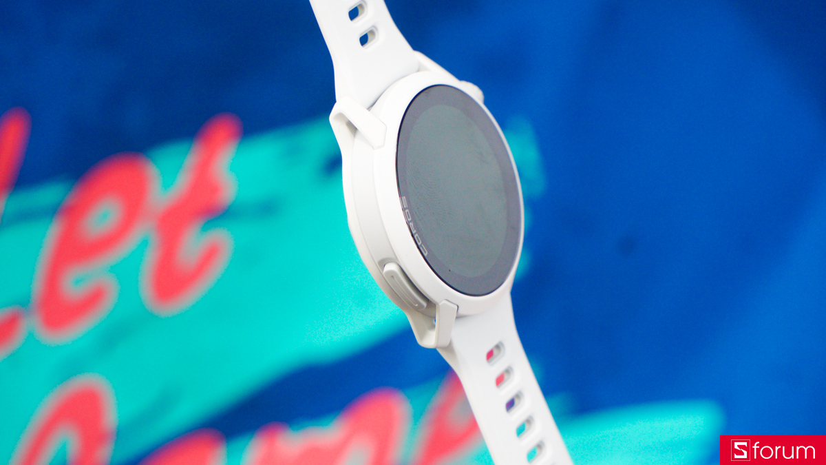 Cạnh trái của Coros Pace 4