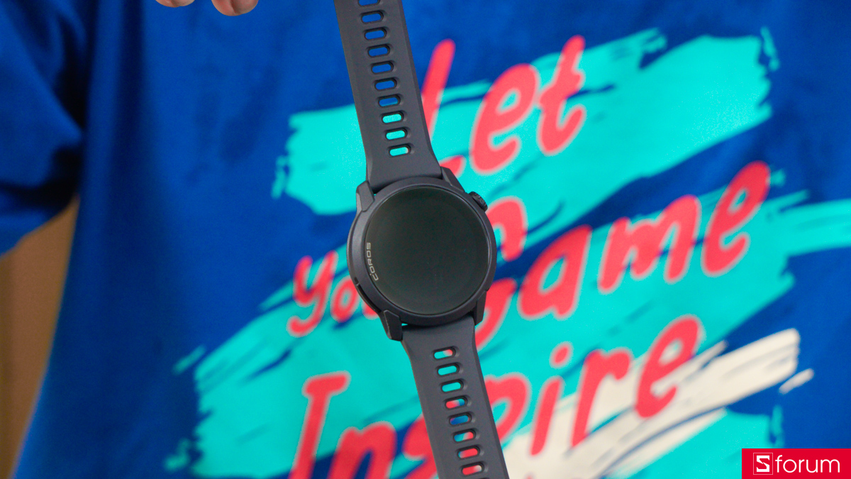 Mặt kính của Coros Pace 4 được hoàn thiện cong 2.5D, nhìn mềm mại và liền mạch hơn so với kính phẳng truyền thống